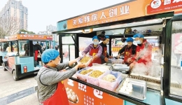 无固定场所的餐车出现在黄浦江畔