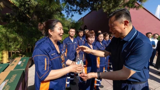 徐留平带队在北京开展“工会送清凉、防暑保安康”慰问