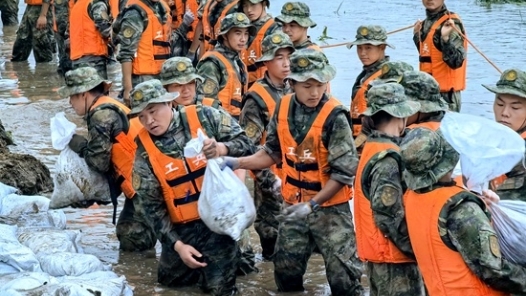 南部战区组织官兵和民兵持续参与抢险救灾 全力支援地方灾后重建