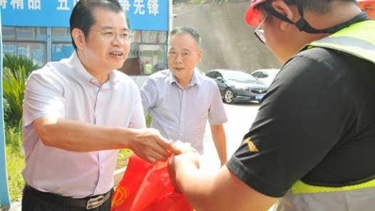 江西萍乡市总工会为一线职工“送清凉”