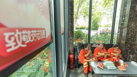 重庆：“劳动者港湾”让户外劳动者享清凉