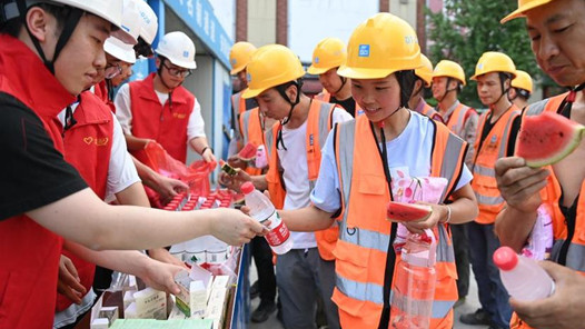 鹤壁市总工会为新就业形态劳动者送清凉