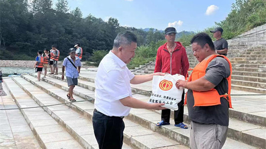 张家界市总工会开展送清凉活动