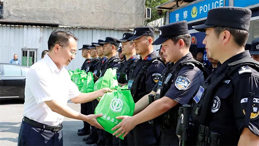 江西芦溪县开展“关爱职工 夏送清凉”活动