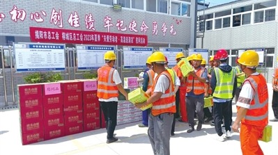 广东揭阳两级工会开展“送清凉”活动