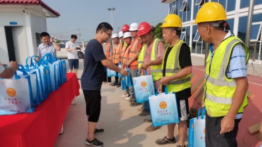 四川省威远县总工会夏季送清凉慰问活动持续进行时