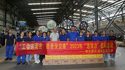 广西柳东新区（高新区）总工会：烈日炎炎送清凉 真情关怀暖人心