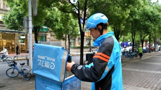 四川内江创新开展“一件水传递爱”送清凉活动