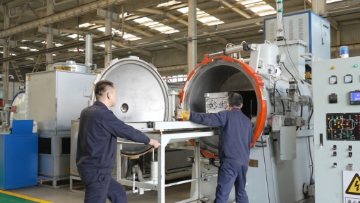 2023最班组?2 能工巧匠筑高?#32;精益求精解难? title=