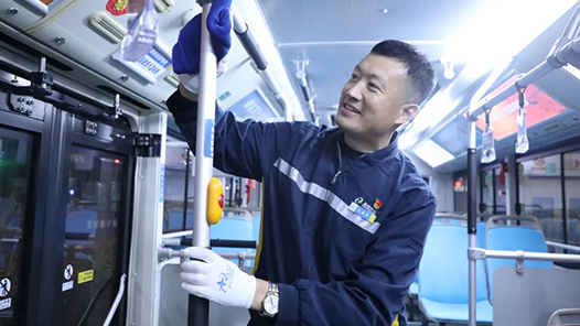 驾驶员于义睦获评全国“十大最美公交司机�? title=