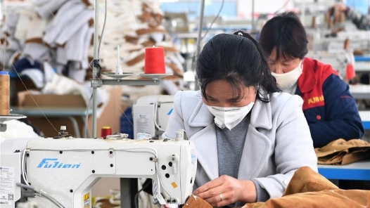 贵州黔南布依族苗族自治州：搬迁后，群众就业增收“有眉目? title=