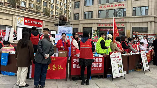 山东省诸城市：民生大集上摆摊设点 工会送服务到职工身边