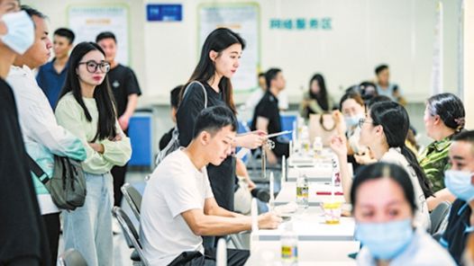 海口“春风行动”第二场招聘会举�? title=