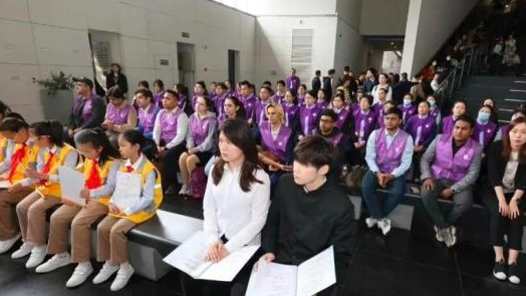 中外志愿者南京传递和平之�?#32;紫金草志愿者注册人数超2.5万人