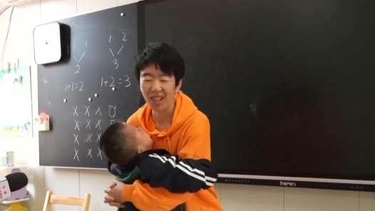 遇见你｜她用17年温暖坚�?#32;照亮一群小“星星�? title=