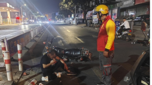 路遇事故，外卖小哥挺身而出