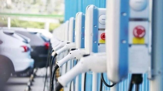 传统车企反击?#32;有智能更安全更可? title=