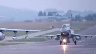 威武霸气！南部战区联合实兵实弹演? title=