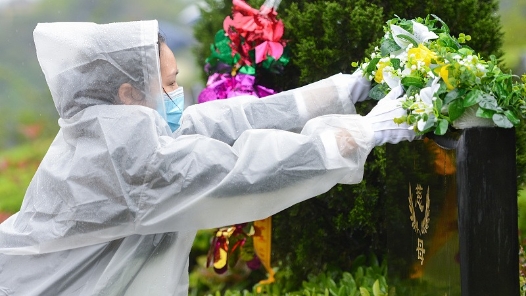 公墓管理员：“我们守护的不仅是一座座墓碑? title=