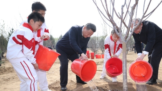 总书记刚刚来过这里｜增绿就是增优势，植树就是植未�? title=