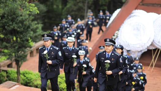 英烈精神照耀奋进征程——人民卫士继承英烈遗志续写英雄荣? title=