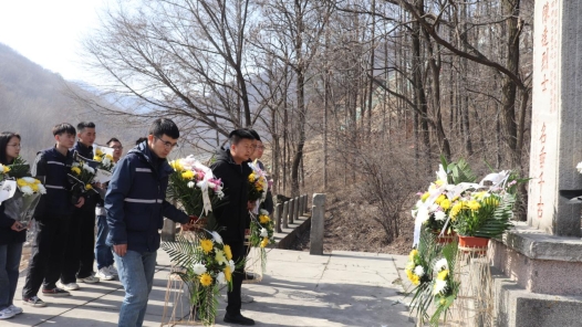 清明祭英?#32;缅怀寄哀? title=