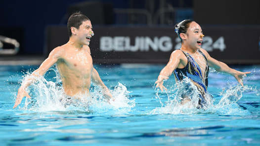 花样游泳世界杯北京站：中国队首日夺三? title=