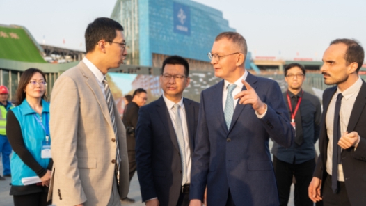 法国驻汉总领馆副总领事罗冉参观二航局中法生态城·文体中心项目