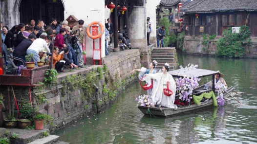 浙江德清千年民俗蚕花庙会拉开帷幕