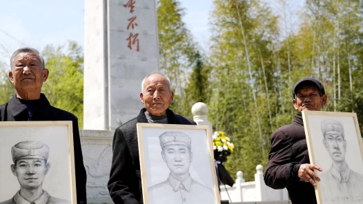 泪目！阔?0年“再见”烈士父?#32;八旬儿子泣不成声