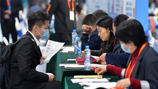 乌鲁木齐市米东区：近百家企业提供1800余个岗位