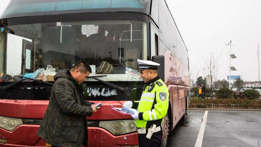 “险情不除，警察不退? title=