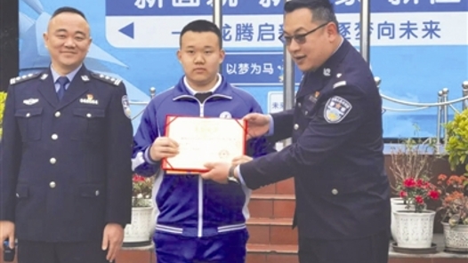 成都少年勇救落水老人 浙江警察千里送表? title=