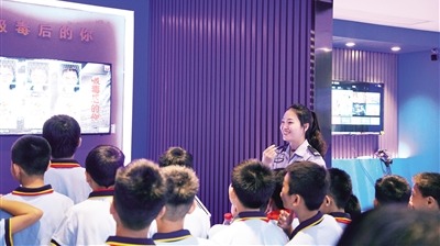 海南儋州禁毒办组织学生接受沉浸式禁毒教育 VR体验毒品危害