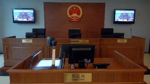 律师认为：在工作中被同事打伤构成工伤