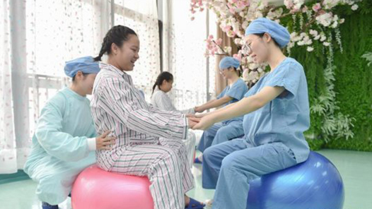 孕期、哺乳期被单方调岗、降薪……“三期”女职工权益如何维护�? title=