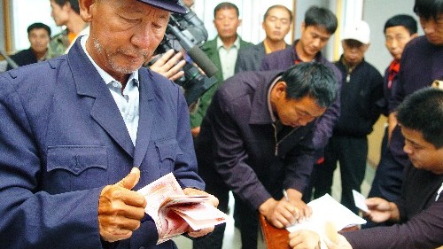 河南洛宁�?97名农民工拿到被拖欠工�? title=