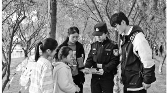 民警走进茶园景区筑牢反诈防线