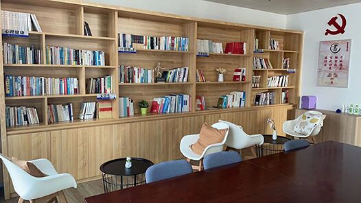 打造书香空�?#32;丰富职工生活