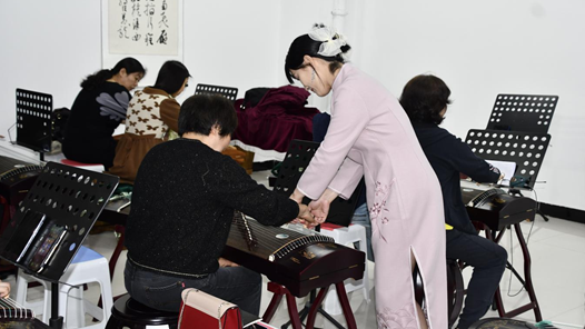河南鹤壁市总工会开设“工会晚八点”职工古筝公益课�? title=