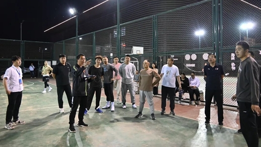 河南濮阳：首届宫BA篮球“三分王”乐投赛火热开�? title=