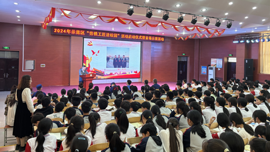 济源示范区总工会组织开展“劳模工匠进校园”活�? title=