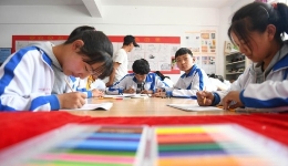 一农民工捐资助?0年，?000名乡村学生受? title=