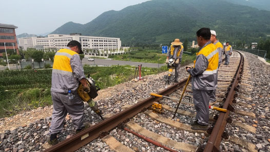 发现最美铁路·看百年梅集助力东北振兴｜“国门桥”上的维修班组