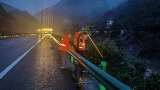 强降雨致甘肃境内多路段实施临时交通管制 6处高速路段正应急抢险