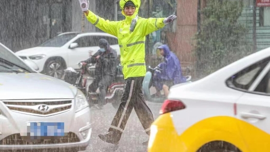 多地暴雨频发，雨天安全行车请听交警“支几招”