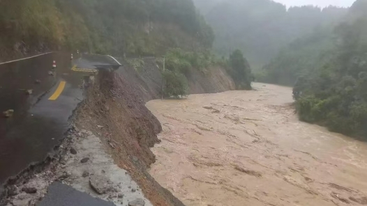 湖南全省公路因强降雨导致阻断60处 目前正在全力抢通中