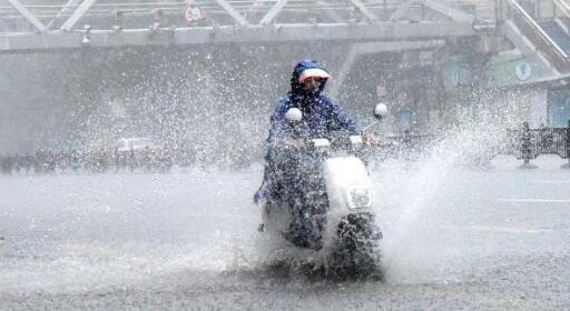 黑龙江云南等地强降雨不断 长江中下游高温超长待机