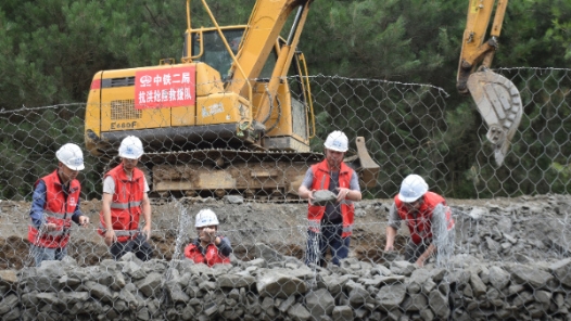 工程建设者积极参与山洪抢险