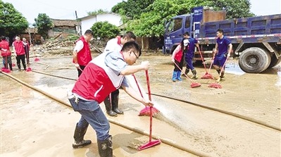 鞍山市总工会走访慰问台安县防汛一线职工